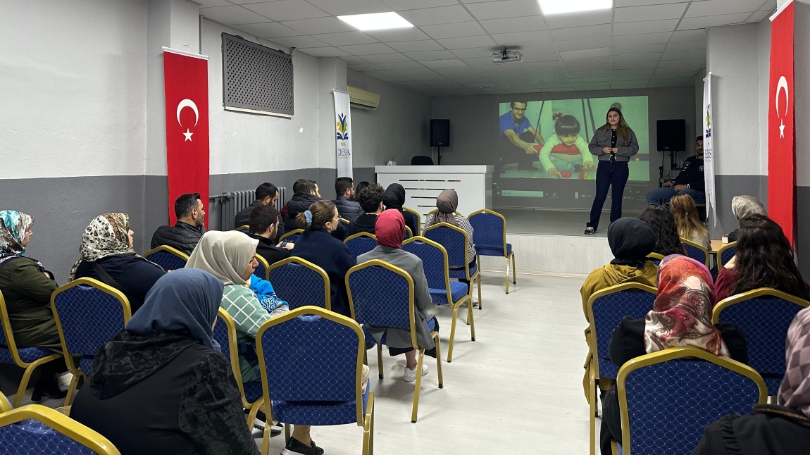 OKULUMUZDA VELİLERİMİZE YÖNELİK SEMİNER ÇALIŞMALARIMIZ